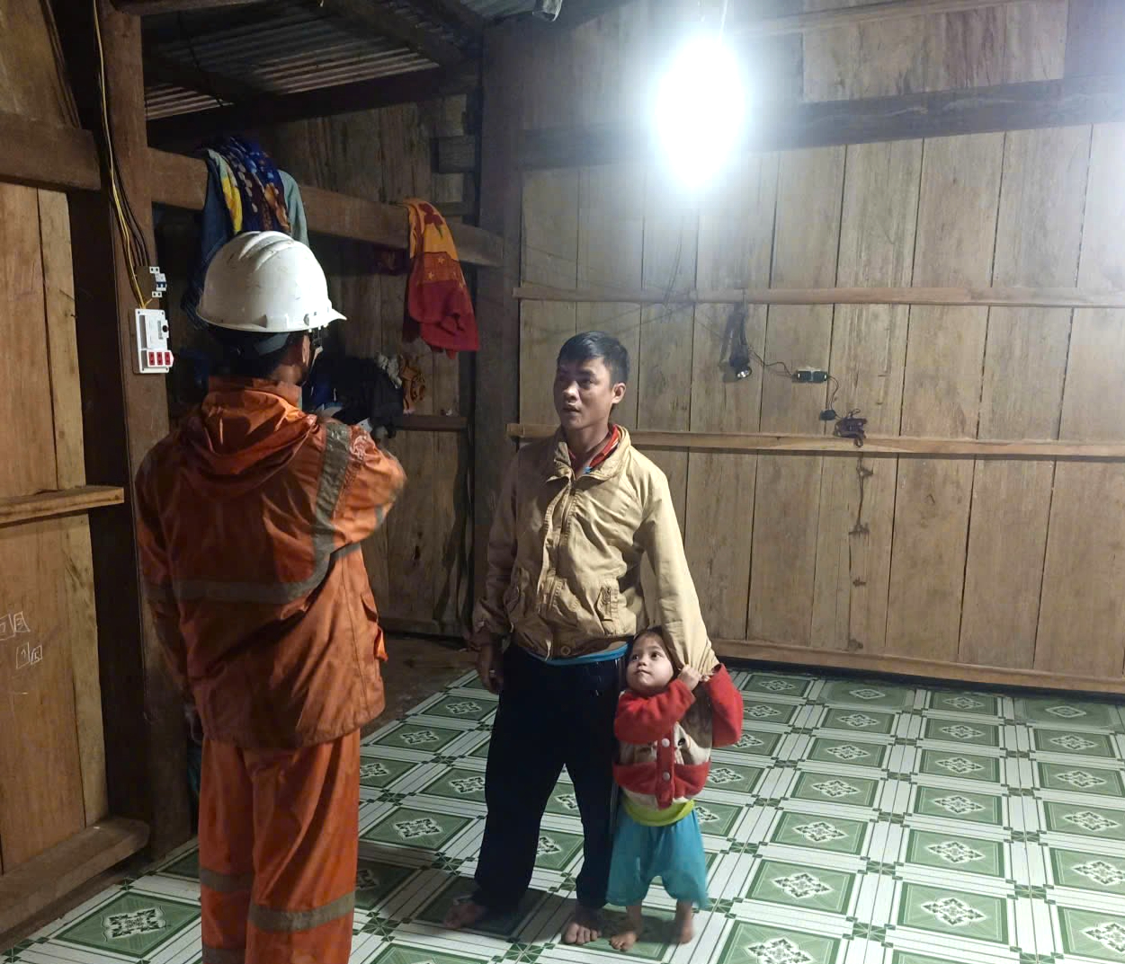 Nỗ lực kéo điện lên núi Ngọc Linh phục vụ đồng bào Ca Dong trước thềm năm mới 2026 2 Trà Leng - Ảnh 3.