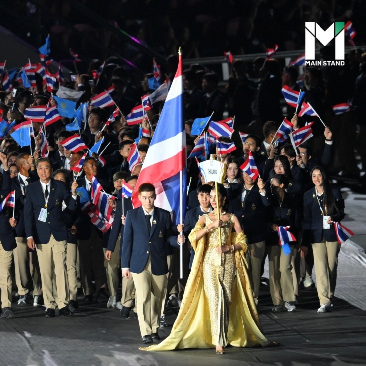 Dàn hoa hậu tại khai mạc SEA Games 33 ở Thái Lan 3 Tại buổi lễ khai mạc, Opal Suchata cầm biển dẫn đoàn của chủ nhà Thái Lan.