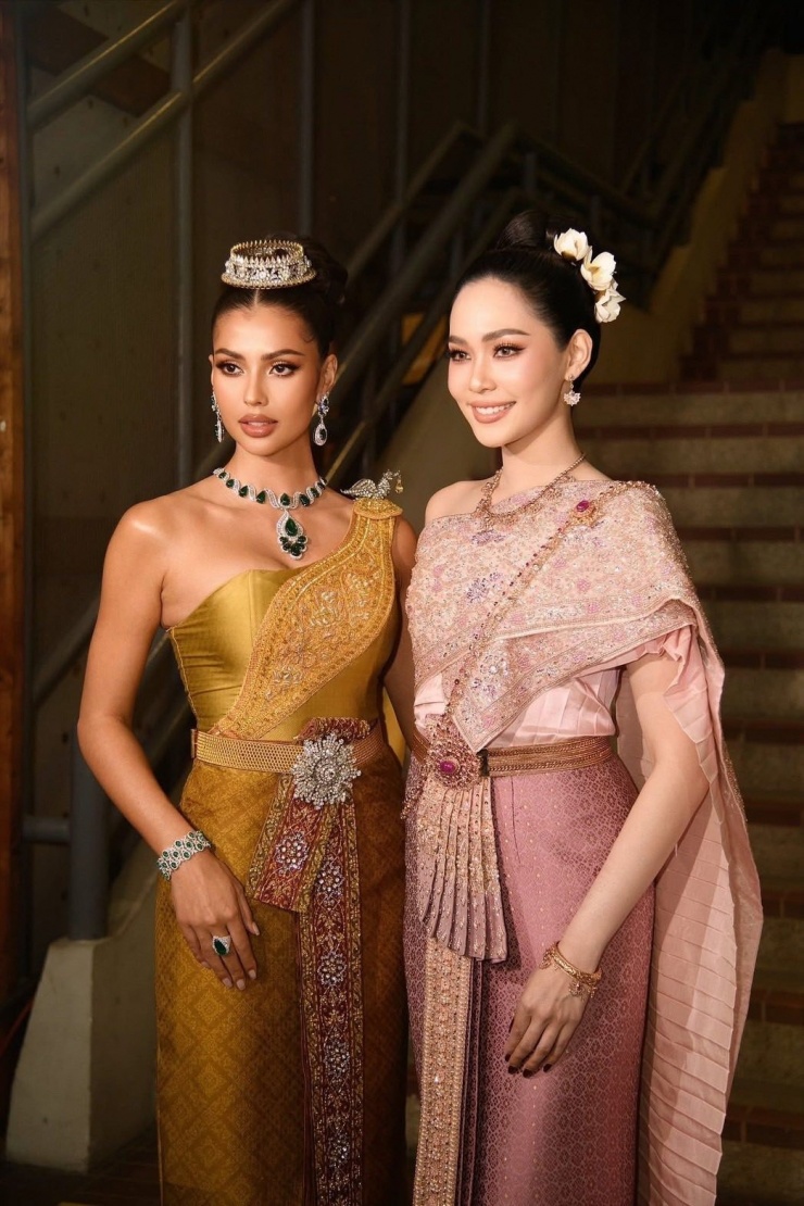 Dàn hoa hậu tại khai mạc SEA Games 33 ở Thái Lan 5 Hoa hậu Quốc tế 2019 Sirithorn Leearamwat (trái) đọ sắc cùng Anntonia Porsild trong hậu trường trước giờ khai mạc SEA Games 33.
