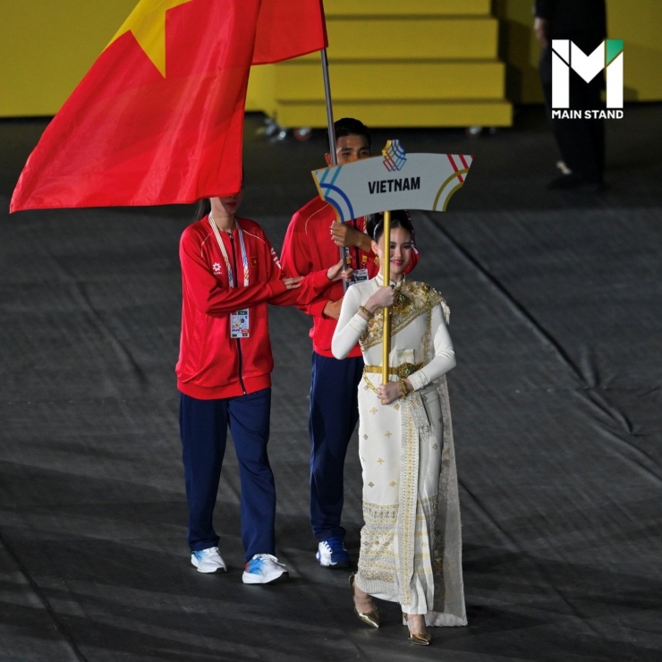 Dàn hoa hậu tại khai mạc SEA Games 33 ở Thái Lan 7 Nhiều hoa hậu Thái Lan cũng tham gia lễ khai mạc. Nicha Poonpoka - Á hậu 2 Hoa hậu Hoàn vũ Thái Lan 2023 cầm biển dẫn đoàn thể thao Việt Nam tại SEA Games 33. Người đẹp sinh năm 2003, cao 1,73 m, tốt nghiệp cử nhân khoa thiết kế truyền thông hình ảnh thuộc Đại học Mahidol. Cô hiện là người mẫu kiêm MC.