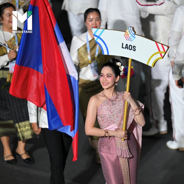 Dàn hoa hậu tại khai mạc SEA Games 33 ở Thái Lan 6 Tại lễ khai mạc, Sirithorn Leearamwat cầm biển dẫn đoàn thể thao Lào.