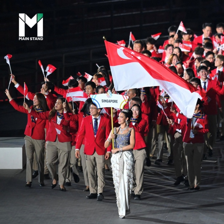 Dàn hoa hậu tại khai mạc SEA Games 33 ở Thái Lan 8 Chatnalin Chotjirawarachat - Hoa hậu Liên lục địa 2023 cầm biển dẫn đoàn thể thao Singapore.