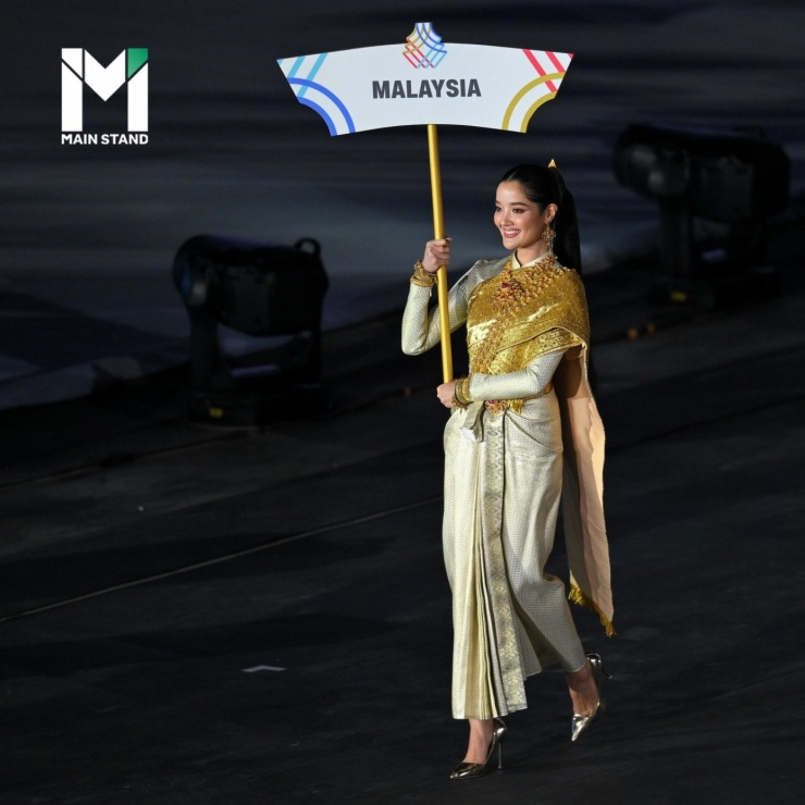 Dàn hoa hậu tại khai mạc SEA Games 33 ở Thái Lan 9 Chonnikarn Supittayaporn - Hoa hậu Thái Lan 2023, Á hậu 2 Hoa hậu toàn cầu 2023 cầm biển dẫn đoàn thể thao Malaysia.