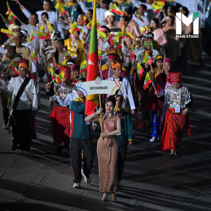Dàn hoa hậu tại khai mạc SEA Games 33 ở Thái Lan 10 Praew Kirana Yuthong - Á hậu 2 Hoa hậu Thái Lan 2025 cầm biển dẫn đoàn thể thao Myanmar.