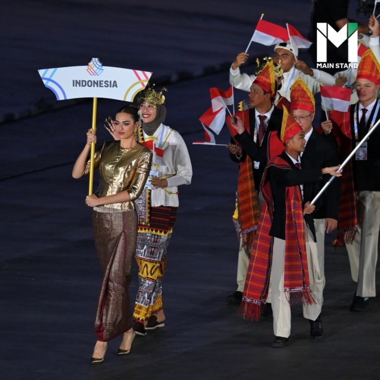 Dàn hoa hậu tại khai mạc SEA Games 33 ở Thái Lan 11 Anchilee Scott-Kemmis, Hoa hậu Hoàn vũ Thái Lan 2021 cầm biển dẫn đoàn thể thao Indonesia.