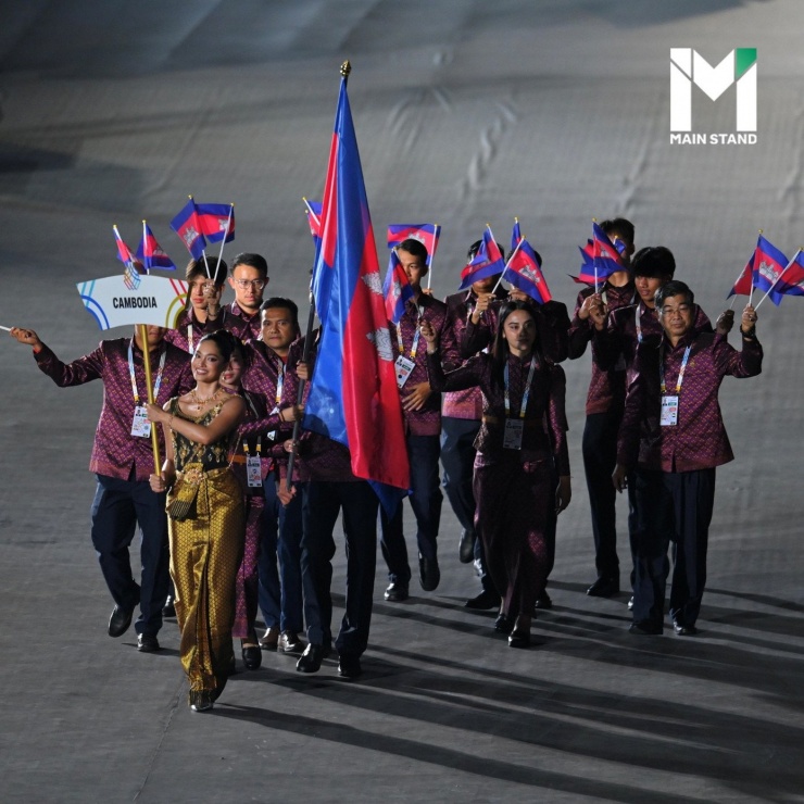 Dàn hoa hậu tại khai mạc SEA Games 33 ở Thái Lan 12 Vanessa Nattacha Wenk - Hoa hậu Liên lục địa Thái Lan 2025 cầm biển dẫn đoàn thể thao Campuchia.