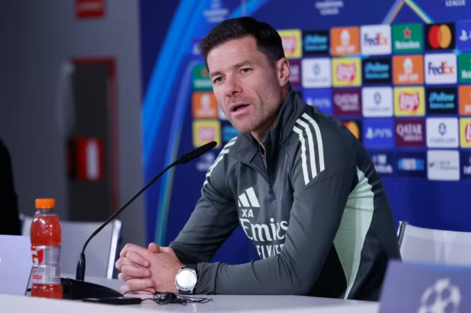 HLV Xabi Alonso trong buổi họp báo trước trận. Ảnh: Zuma Press