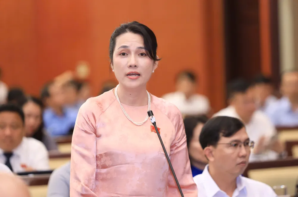 Đại biểu Nguyễn Thị Việt Tú nêu ý kiến, hiện nay thông tin về các dự án NƠXH lan truyền nhiều các nền tảng mạng xã hội (như TikTok, Facebook, Google) rất nhiều. Ảnh: NGUYỆT NHI nhà-ở-xã-hội (1).jpg