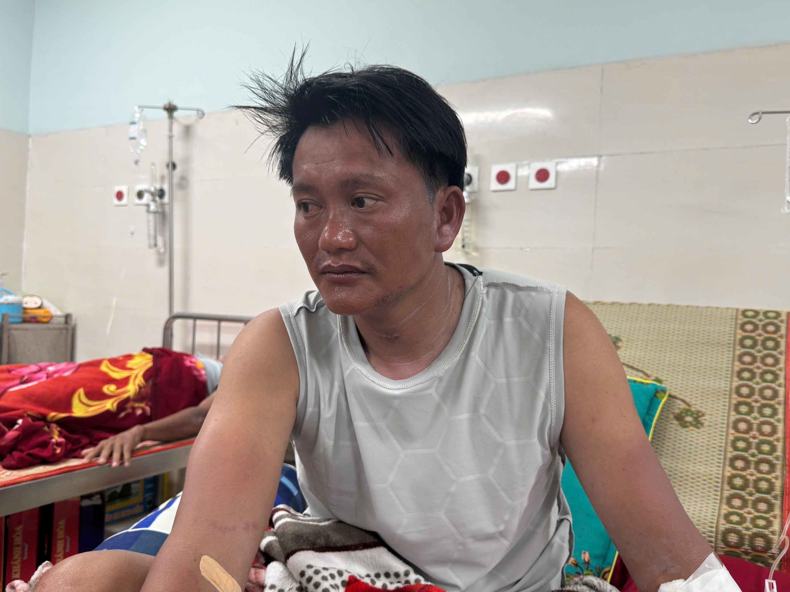 Chủ tịch nước tặng Huân chương Dũng cảm 2 ngư dân lao ra cứu người rồi trôi dạt trên biển 48 giờ 2 ngư dân - Ảnh 2.