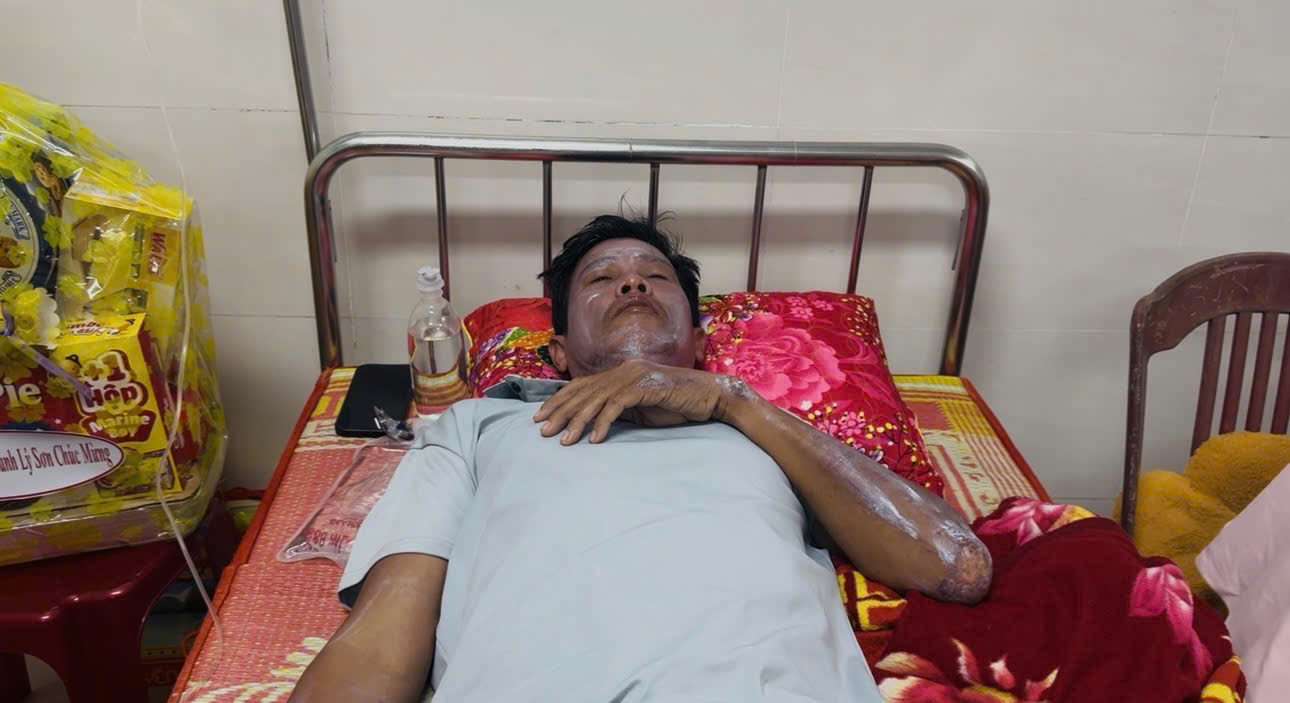 Chủ tịch nước tặng Huân chương Dũng cảm 2 ngư dân lao ra cứu người rồi trôi dạt trên biển 48 giờ 3 Chủ tịch nước tặng Huân chương Dũng cảm 2 ngư dân lao ra cứu người rồi trôi dạt trên biển 48 giờ - Ảnh 3.