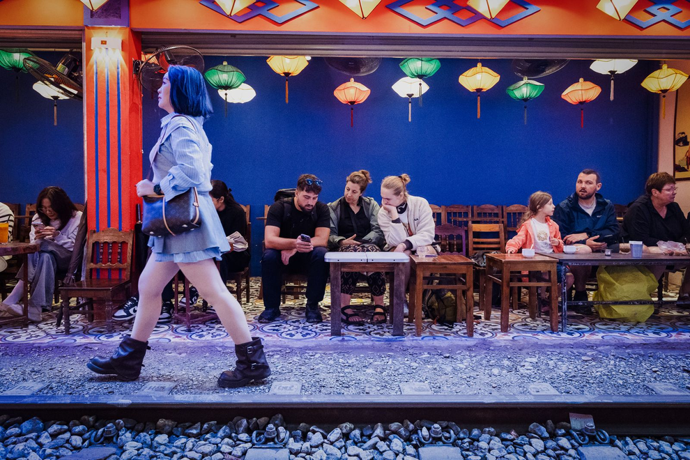 Khách Tây nói gì về phố đường tàu Hà Nội: Vì sao càng cấm càng hút khách? - 2