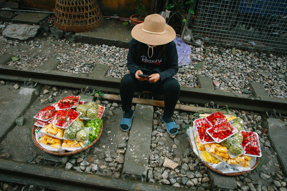 Khách Tây nói gì về phố đường tàu Hà Nội: Vì sao càng cấm càng hút khách? - 3