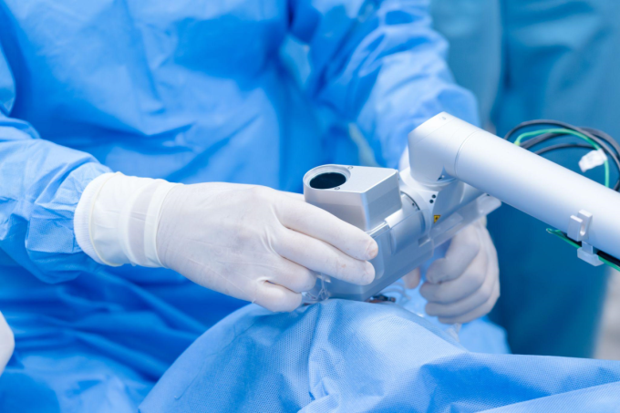 Việt Nam lần đầu ghép giác mạc bằng laser trên máy Femto Z8 2 Máy có khớp nối linh hoạt, thuận tiện cho cả phẫu thuật viên và người bệnh. Ảnh: Bệnh viện Đa khoa Hồng Ngọc