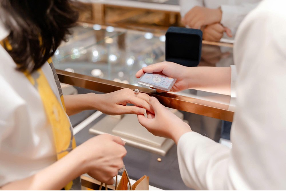 DOJI sắp tổ chức triển lãm trang sức “Shining Show” tại Hải Phòng 4 Không gian trưng bày trang sức quy mô, giàu trải nghiệm và ưu đãi độc quyền được DOJI mang tới Shining Show.