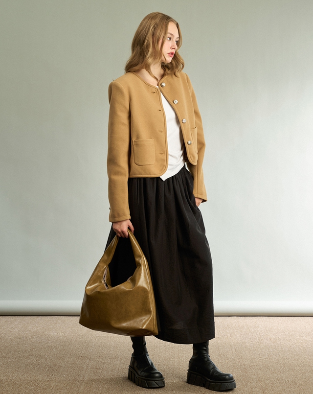 Chân váy dài phối áo khoác dáng ngắn, cặp đôi giúp nàng nổi bật cả ngày- Ảnh 4. Chân váy dài phối áo khoác dáng ngắn, cặp đôi giúp nàng nổi bật cả ngày- Ảnh 4.