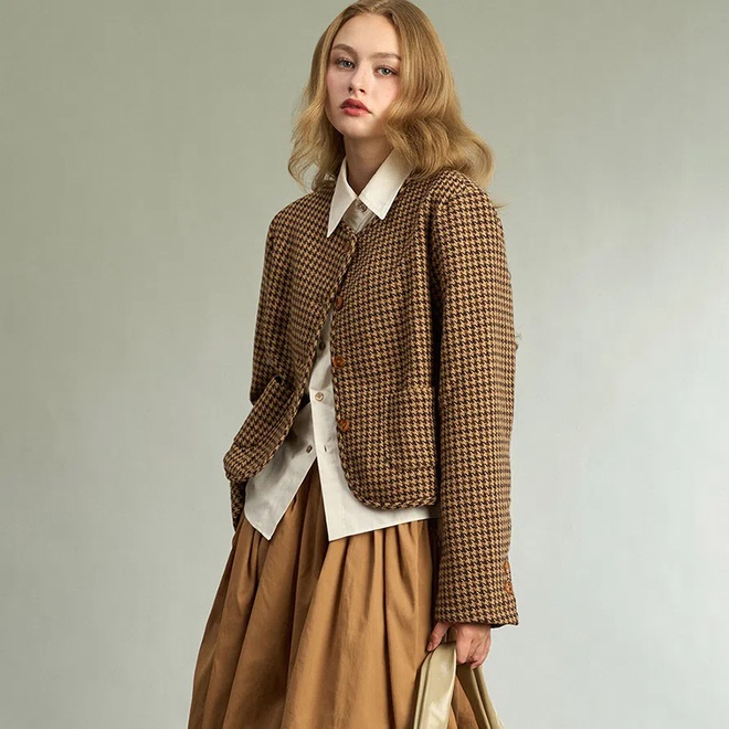 Chân váy dài phối áo khoác dáng ngắn, cặp đôi giúp nàng nổi bật cả ngày- Ảnh 6. Chân váy dài phối áo khoác dáng ngắn, cặp đôi giúp nàng nổi bật cả ngày- Ảnh 6.