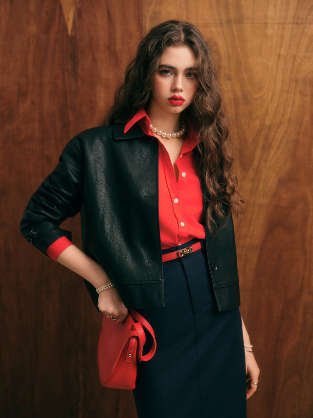 Chân váy dài phối áo khoác dáng ngắn, cặp đôi giúp nàng nổi bật cả ngày- Ảnh 7. Chân váy dài phối áo khoác dáng ngắn, cặp đôi giúp nàng nổi bật cả ngày- Ảnh 7.