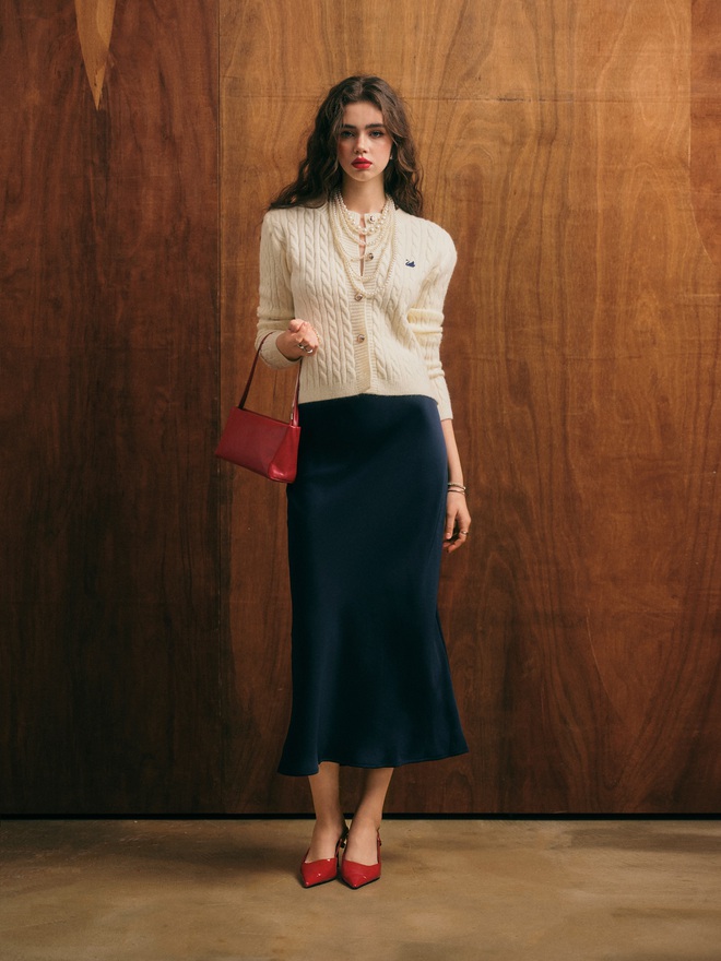 Chân váy dài phối áo khoác dáng ngắn, cặp đôi giúp nàng nổi bật cả ngày- Ảnh 9. Chân váy dài phối áo khoác dáng ngắn, cặp đôi giúp nàng nổi bật cả ngày- Ảnh 9.