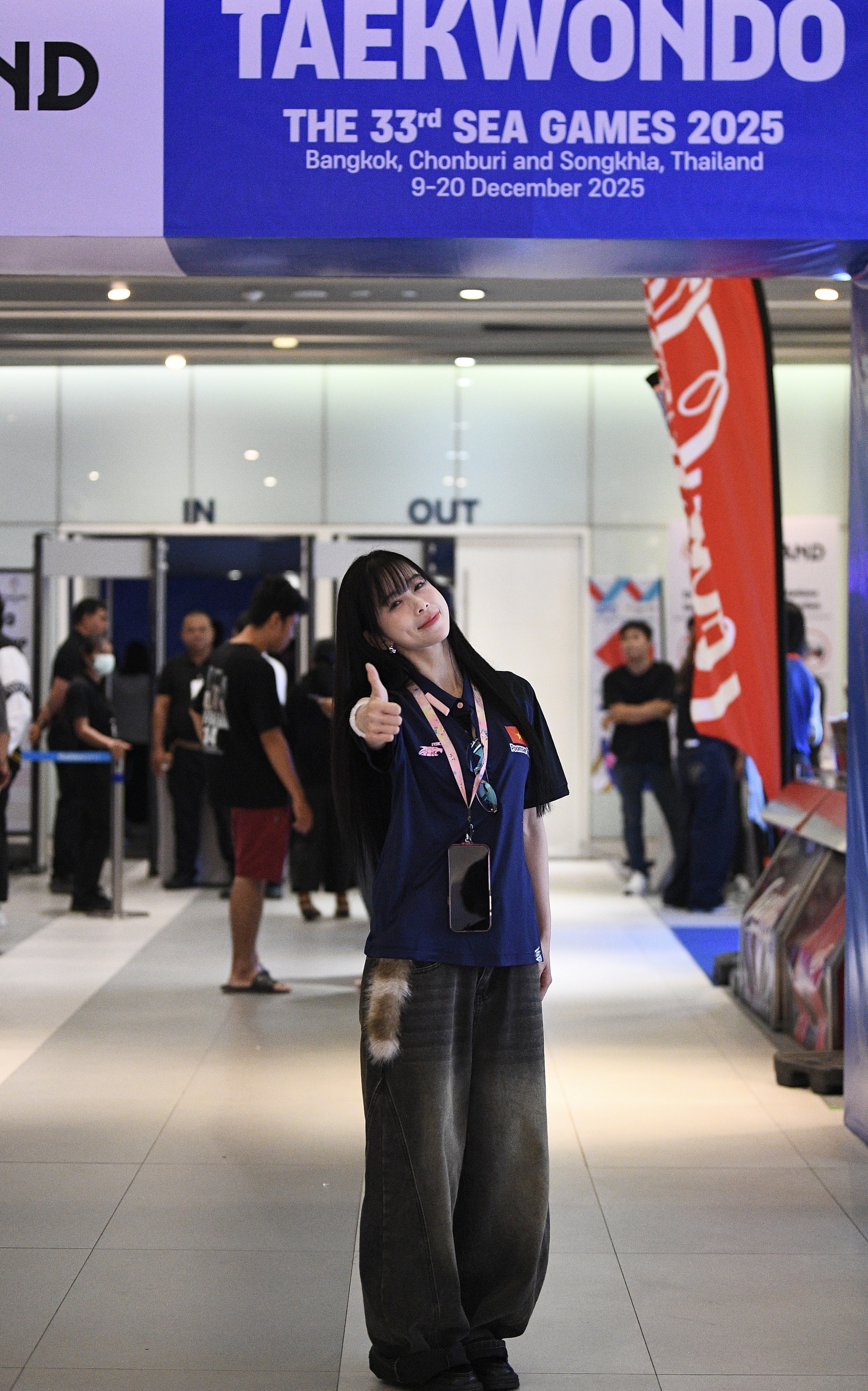 1765352067 421 Chi dep Chau Tuyet Van chiem spotlight tren khan dai