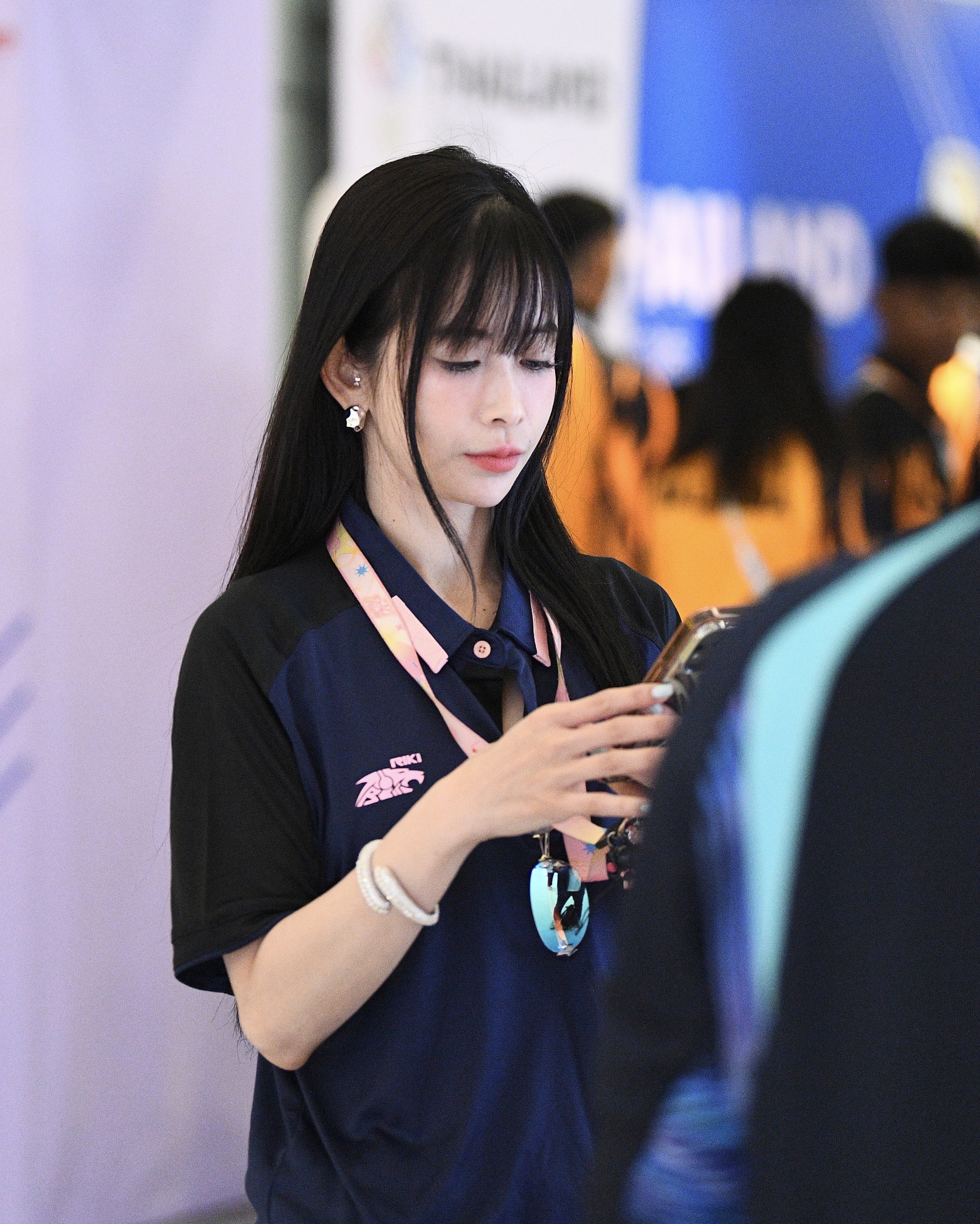 1765352069 512 Chi dep Chau Tuyet Van chiem spotlight tren khan dai