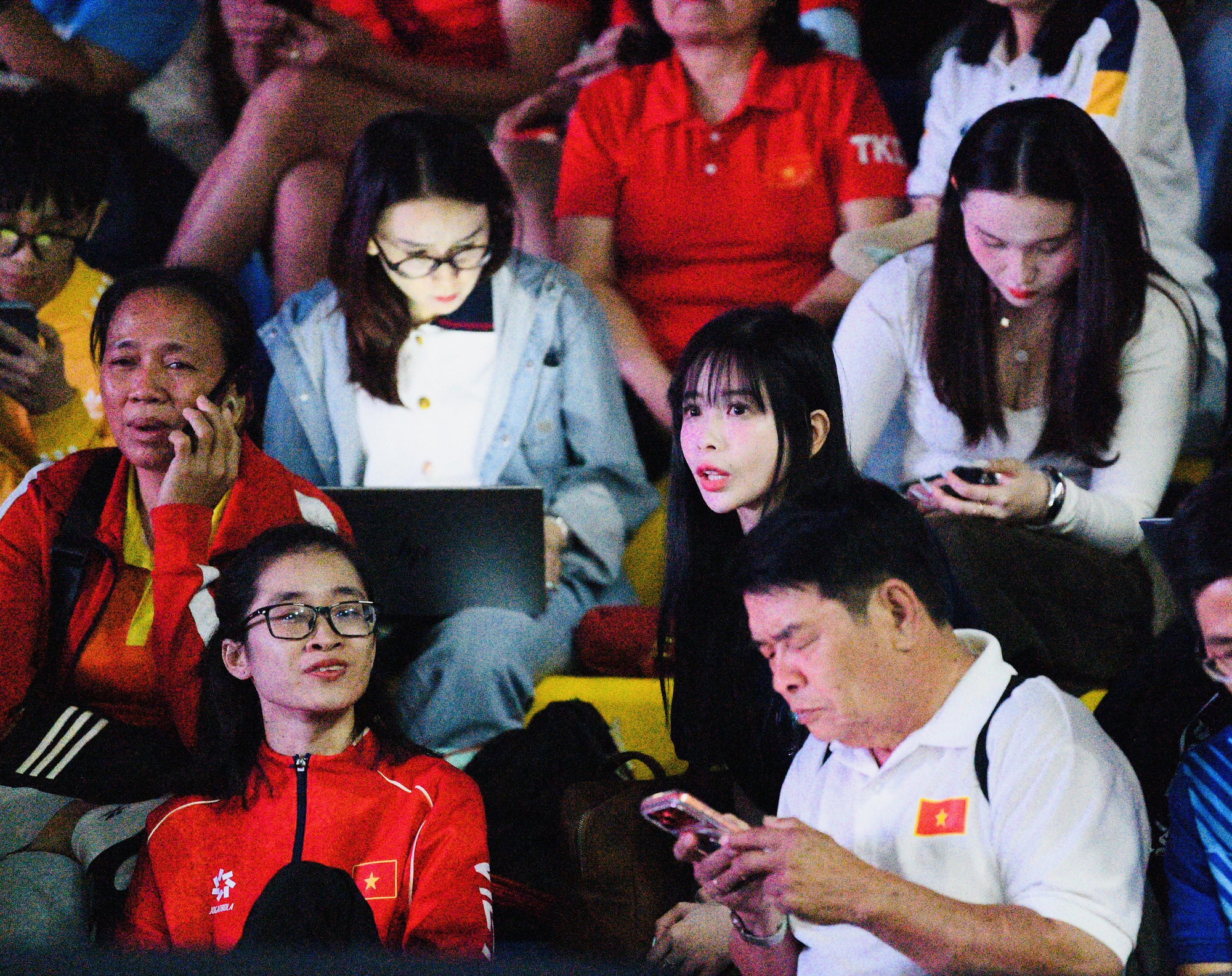 1765352072 621 Chi dep Chau Tuyet Van chiem spotlight tren khan dai