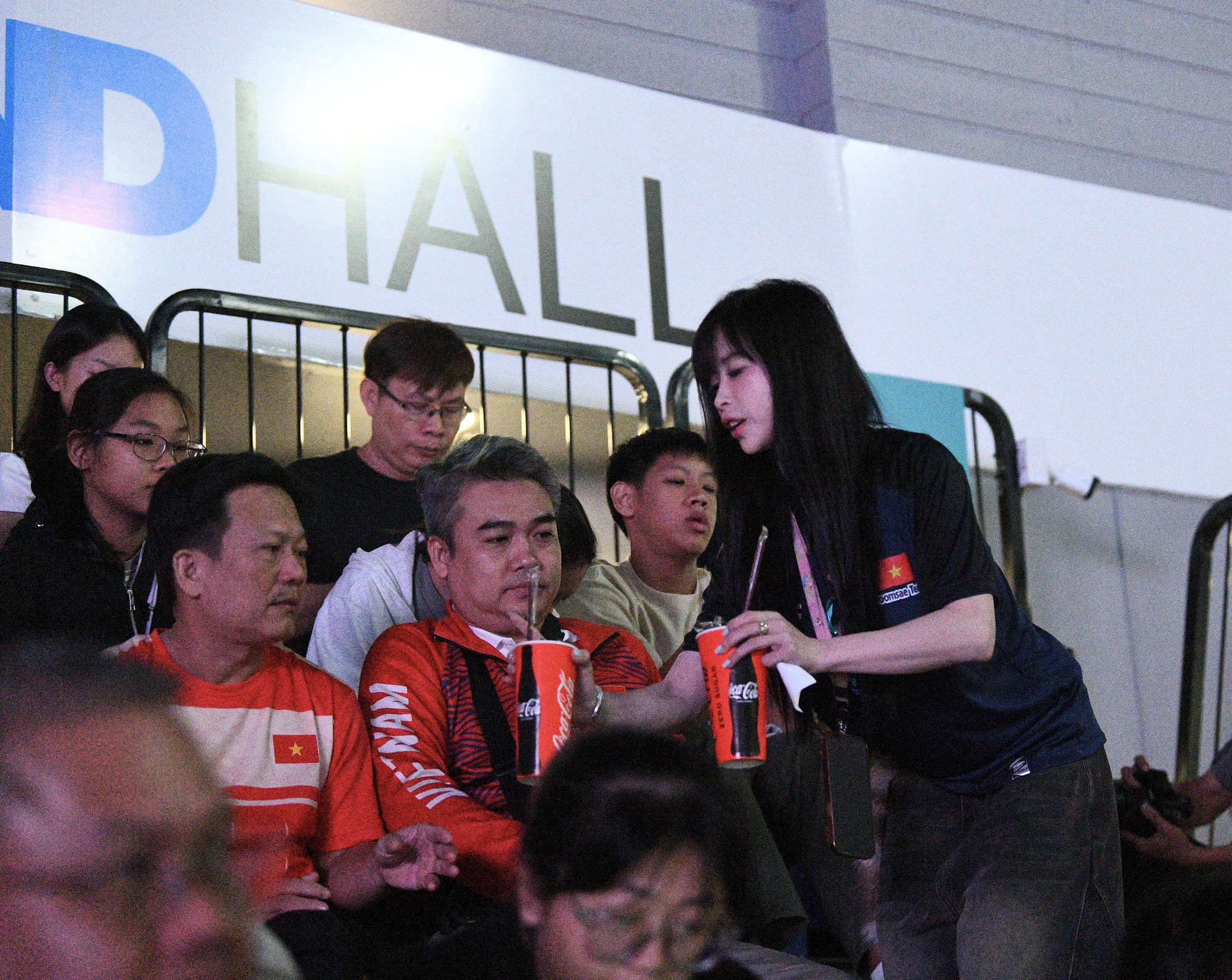 1765352073 497 Chi dep Chau Tuyet Van chiem spotlight tren khan dai