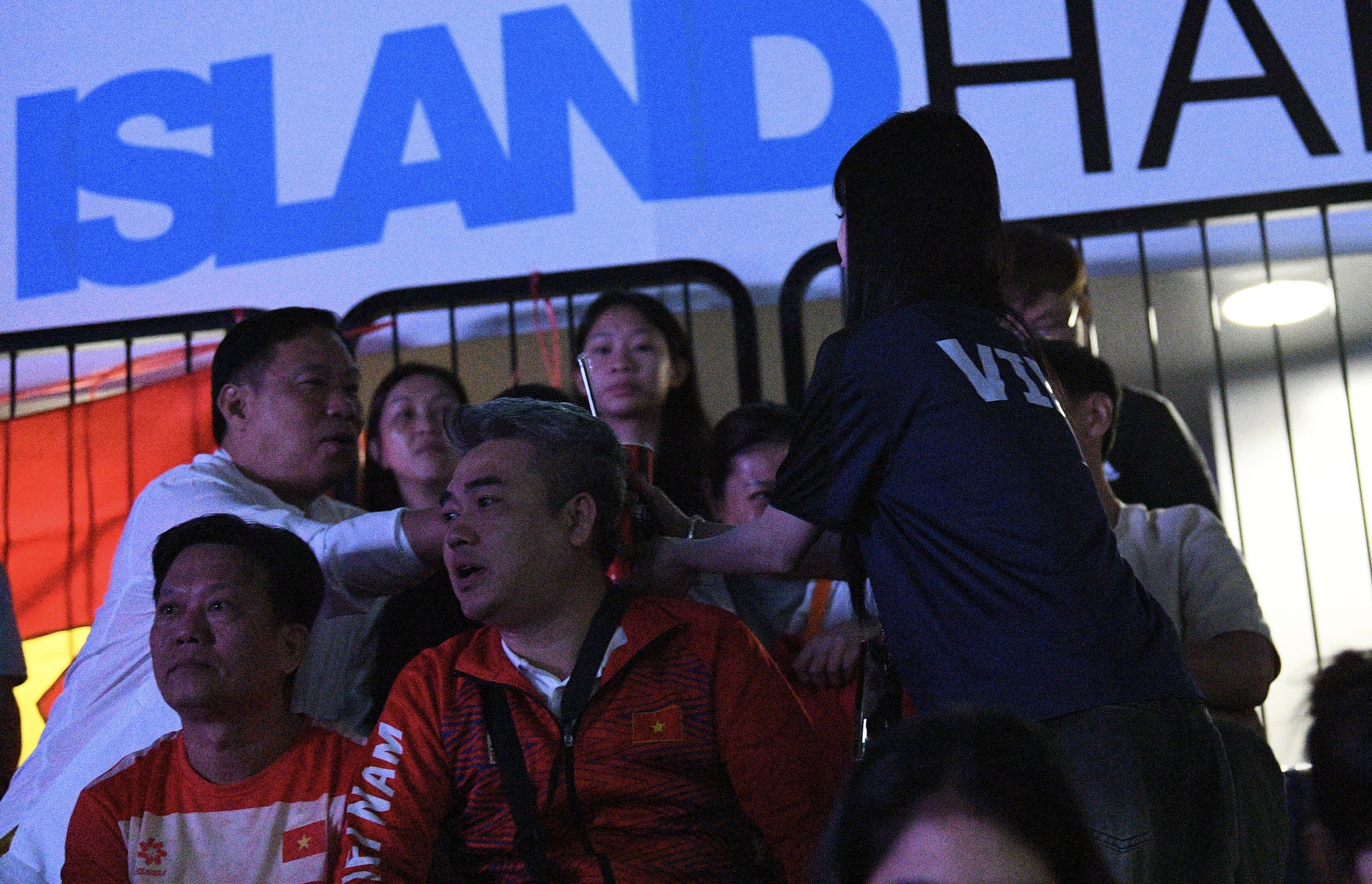 1765352074 0 Chi dep Chau Tuyet Van chiem spotlight tren khan dai