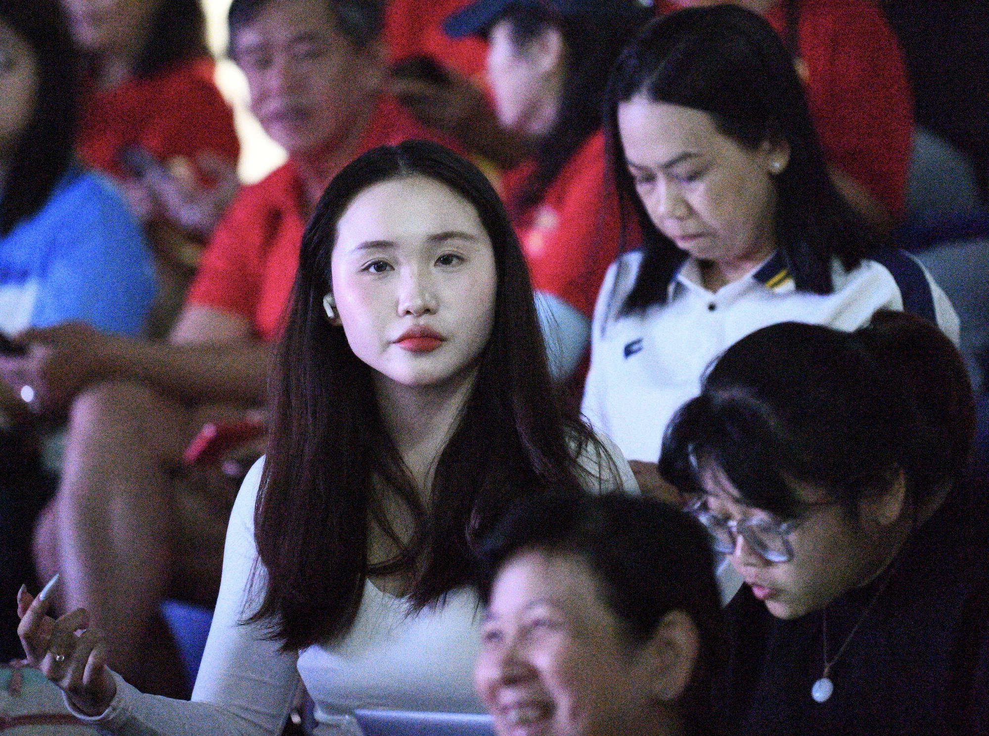 1765352075 713 Chi dep Chau Tuyet Van chiem spotlight tren khan dai