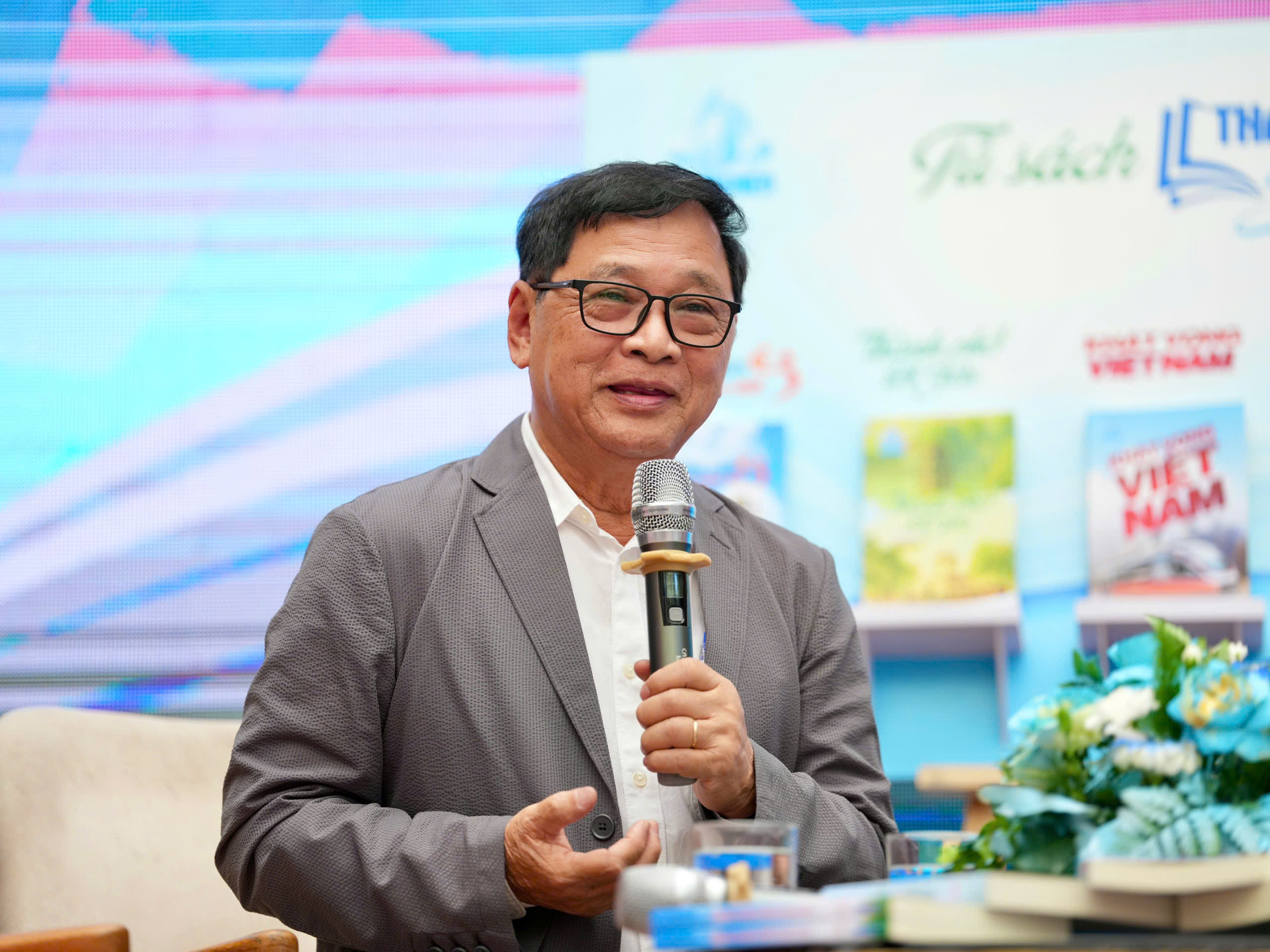 Đề xuất xây dựng tủ sách gia đình vào tiêu chí danh hiệu 'Gia đình văn hóa'- Ảnh 3. Đề xuất xây dựng tủ sách gia đình vào tiêu chí danh hiệu 'Gia đình văn hóa'- Ảnh 3.