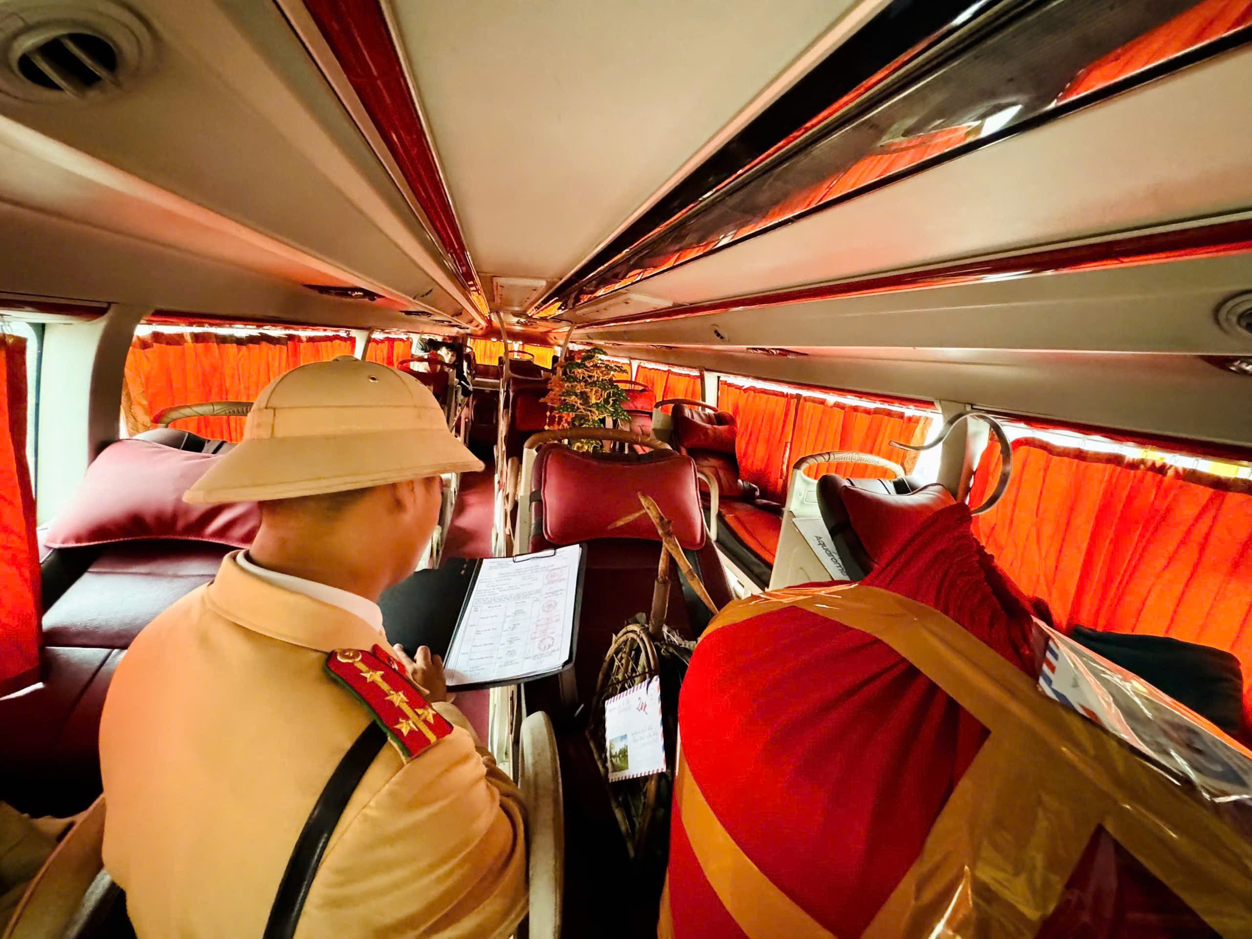 Cục CSGT bắt đầu kiểm soát xe khách trên tất cả các tuyến cao tốc - Ảnh 2.