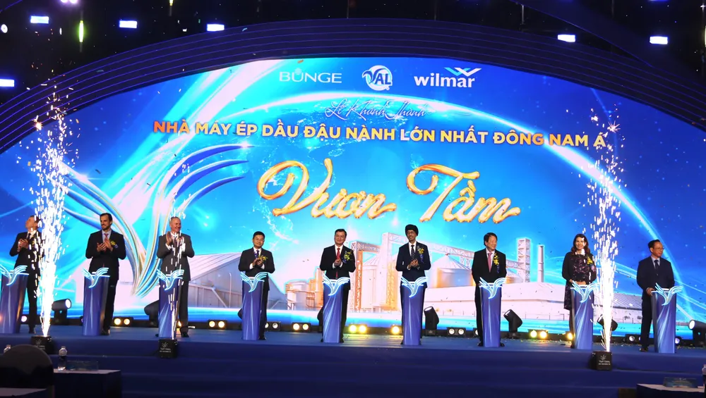 Các đại biểu thực hiện nghi thức lễ khánh thành dây chuyền thứ 2. Ảnh: TK dau-dau-nanh.JPG