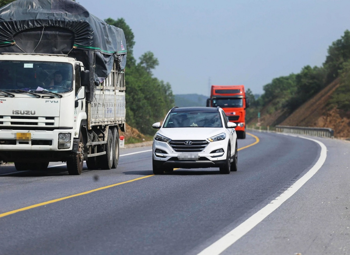 Đi làn phải nhanh hơn làn trái: Có bị phạt lỗi vượt xe?- Ảnh 3. Đi làn phải nhanh hơn làn trái: Có bị phạt lỗi vượt xe?- Ảnh 3.