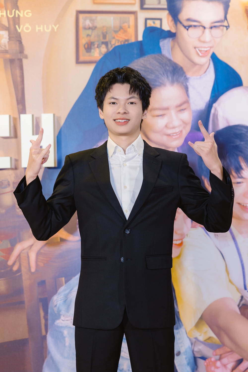  
Trần Tú - con trai NSƯT Trần Lực tự tin tạo dáng trên thảm đỏ.