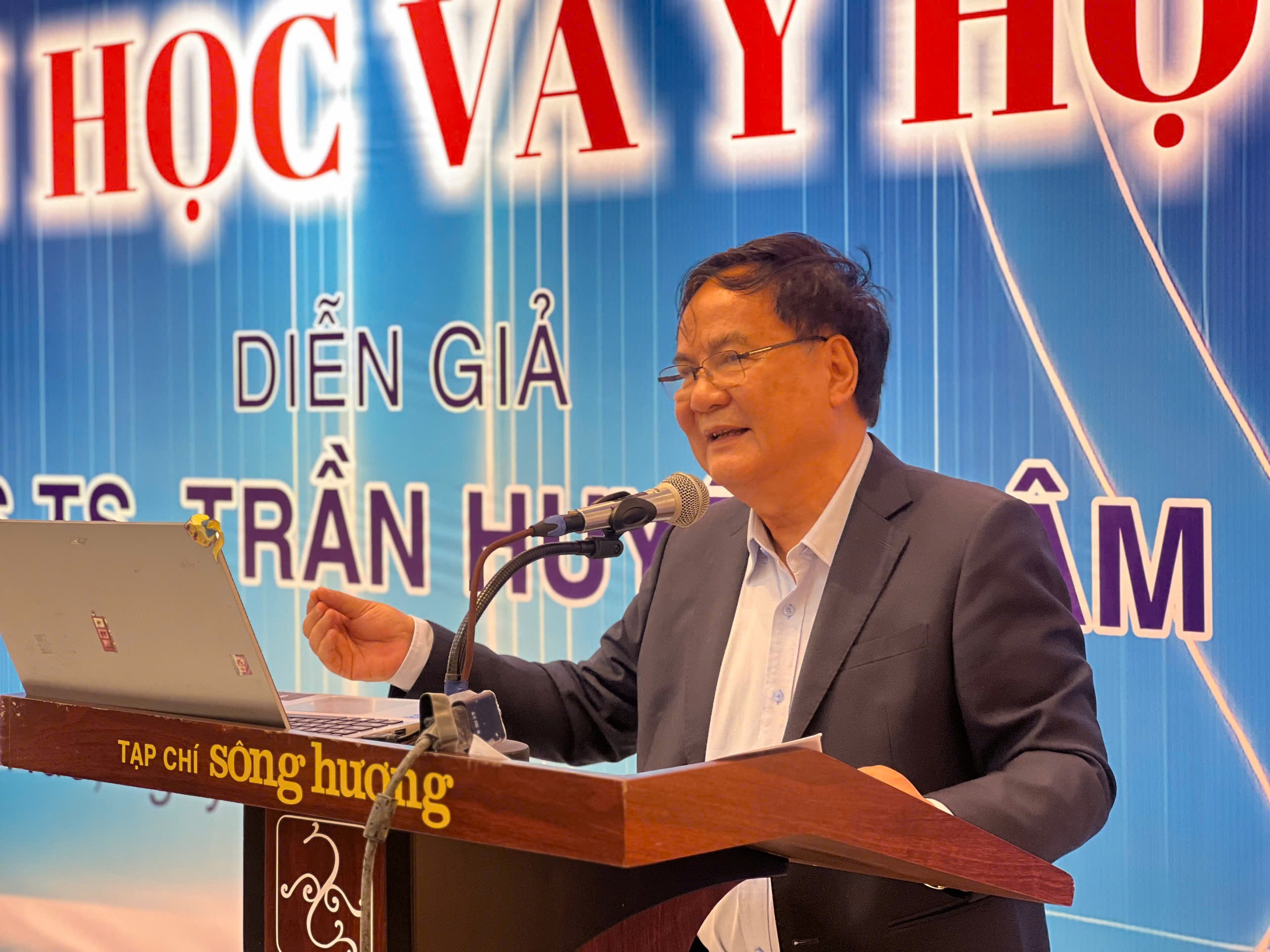 Văn học là suối nguồn nuôi dưỡng trái tim người thầy thuốc- Ảnh 4. Văn học là suối nguồn nuôi dưỡng trái tim người thầy thuốc- Ảnh 4.