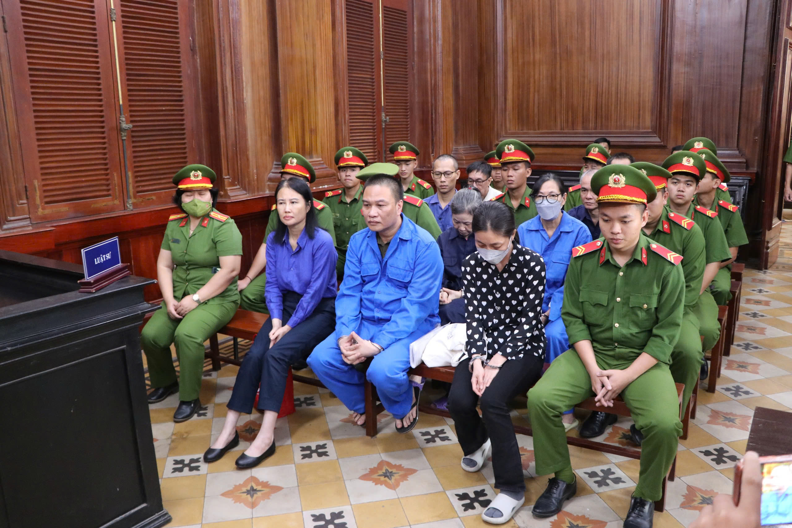 Nộp 66 tỉ, Nguyễn Thị Thanh Nhàn AIC được đề nghị tình tiết giảm nhẹ đặc biệt - Ảnh 2. Nộp 66 tỉ, Nguyễn Thị Thanh Nhàn AIC được đề nghị tình tiết giảm nhẹ đặc biệt - Ảnh 2.