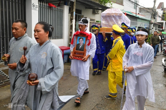 Thạch Thảo - con gái Thương Tín - tiễn biệt cha về nơi an nghỉ.  Ảnh: Thanh Tùng
