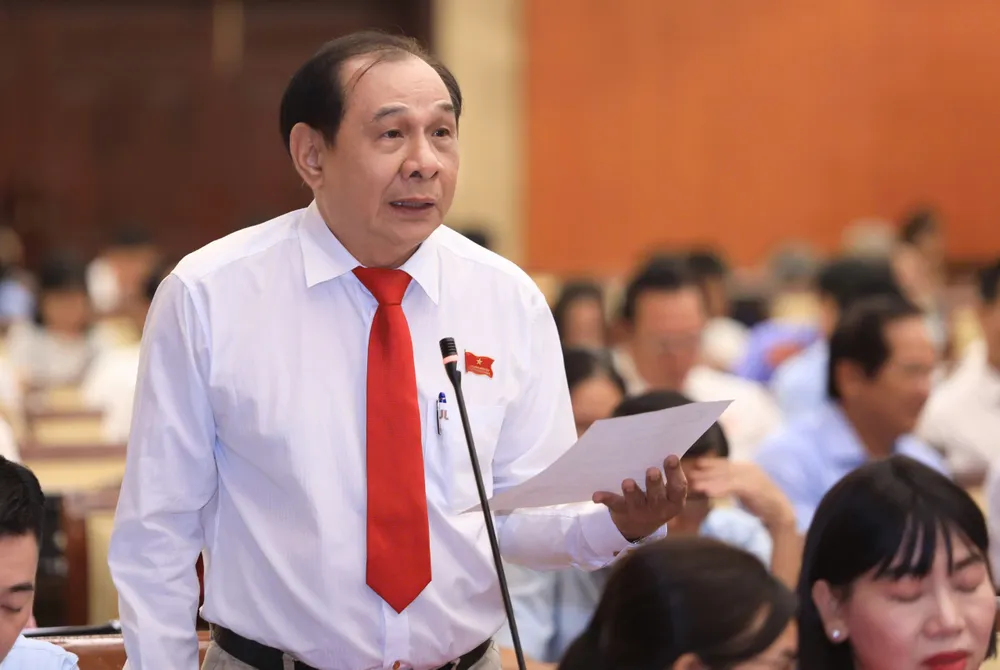 ĐB Trần Quang Thắng đặt câu hỏi về chính sách hỗ trợ mặt bằng, vị trí trạm sạc và giá điện sạc trên địa bàn TP.HCM. Ảnh: NGUYỆT NHI ùn-tắc-tphcm (4).jpg