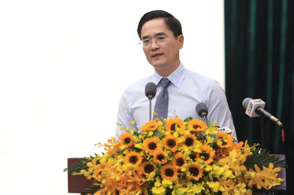 Giám đốc Sở Xây dựng TP.HCM trả lời chất vấn. Ảnh: NGUYỆT NHI Giám đốc Sở Xây dựng TP.HCM nói về giải pháp giảm ùn tắc ở cửa ngõ-ùn-tắc-tphcm (2).jpg