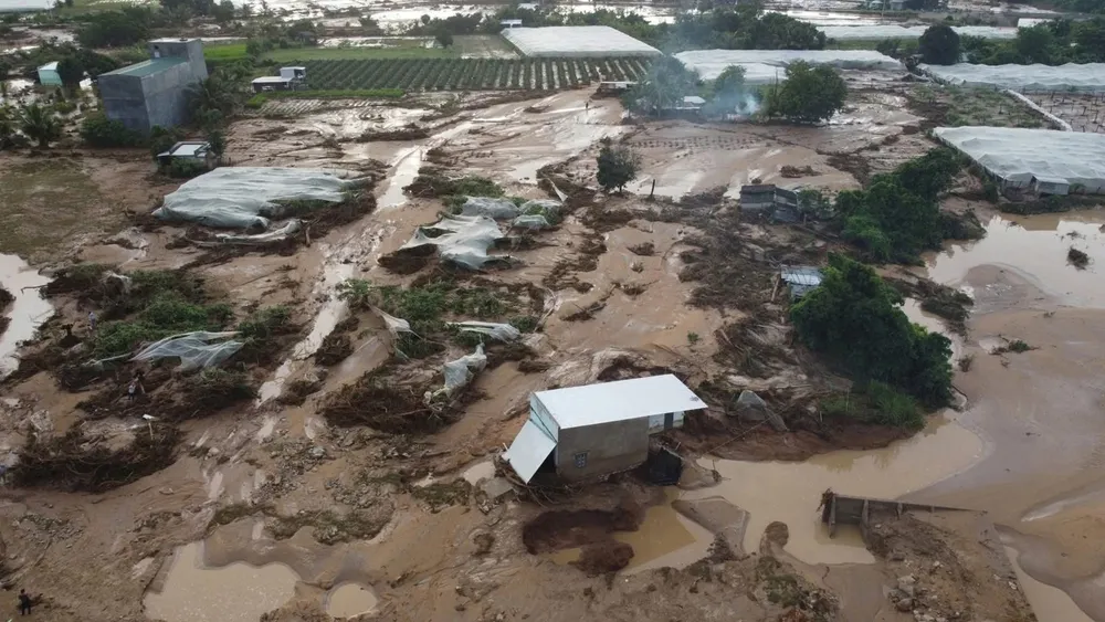 Hoa màu, tài sản, nhà cửa của dân Tuy Phong sau vụ vỡ hồ chứa. qui-trinh-xa-lu (3).jpg