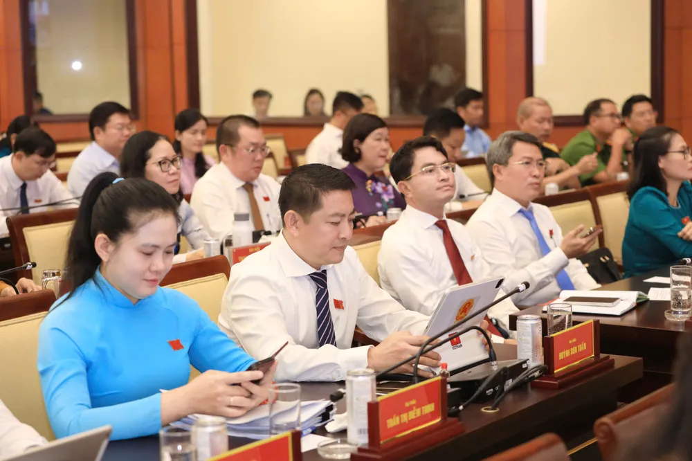 Đại biểu biểu quyết thông qua dự thảo nghị quyết. Ảnh: NGUYỆT NHI TP.HCM ban hành hàng loạt chính sách đặc thù, hỗ trợ kinh phí cho các hoạt động xúc tiến thương mại -chinh-sach-dac-thu-hoat-dong-thuong-mai-tphcm (3).jpg