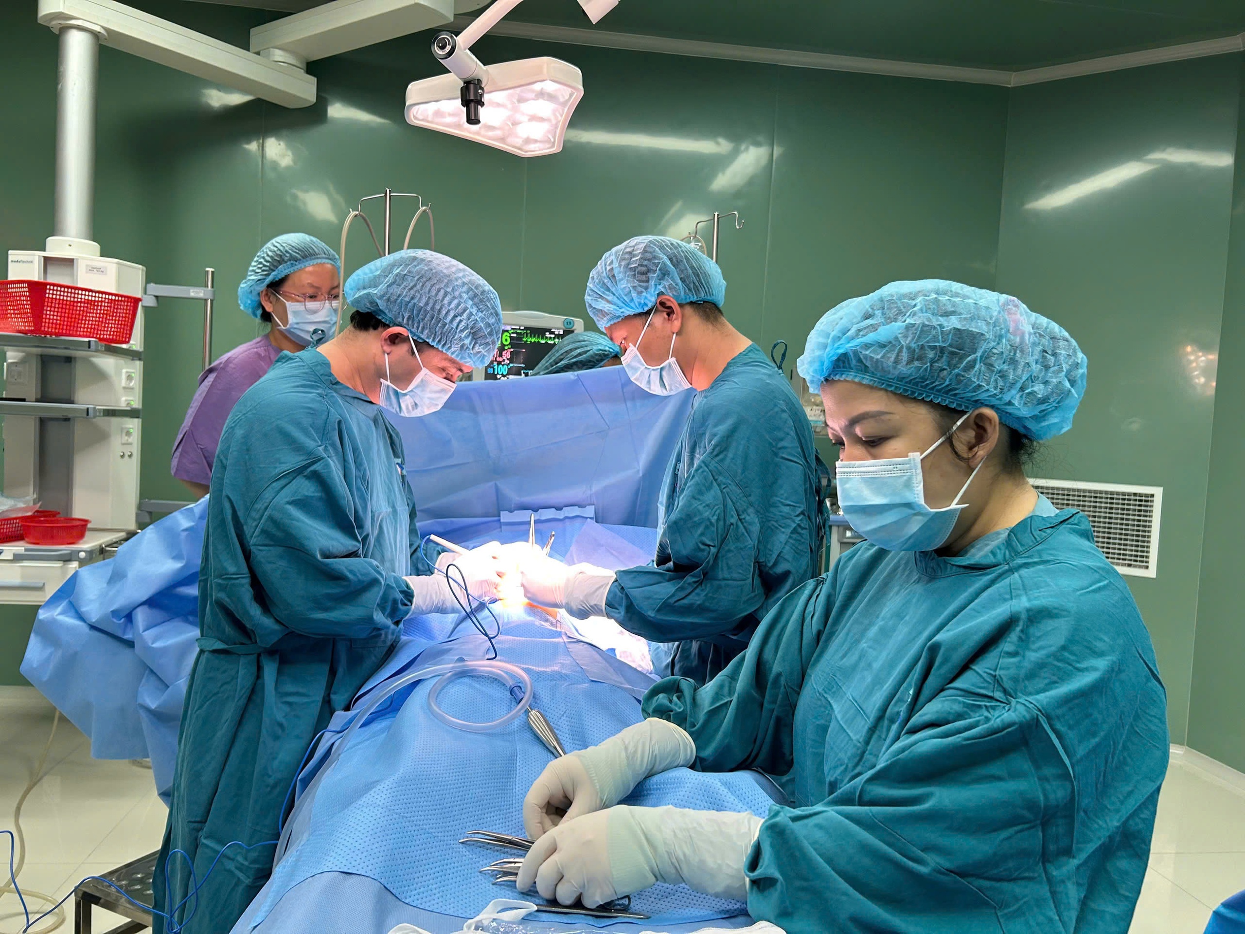 Chất lượng khám chữa bệnh ngành y Quảng Ngãi chưa đáp ứng nhu cầu người dân 2 Chất lượng khám chữa bệnh ngành y Quảng Ngãi chưa đáp ứng nhu cầu người dân - Ảnh 2.