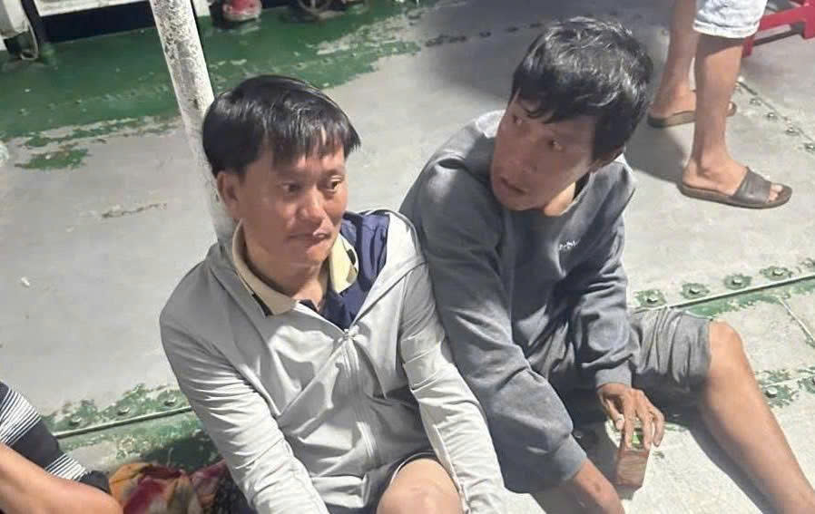 Chủ tịch nước tặng Huân chương dũng cảm cho hai ngư dân Lý Sơn cứu người trong bão- Ảnh 3.