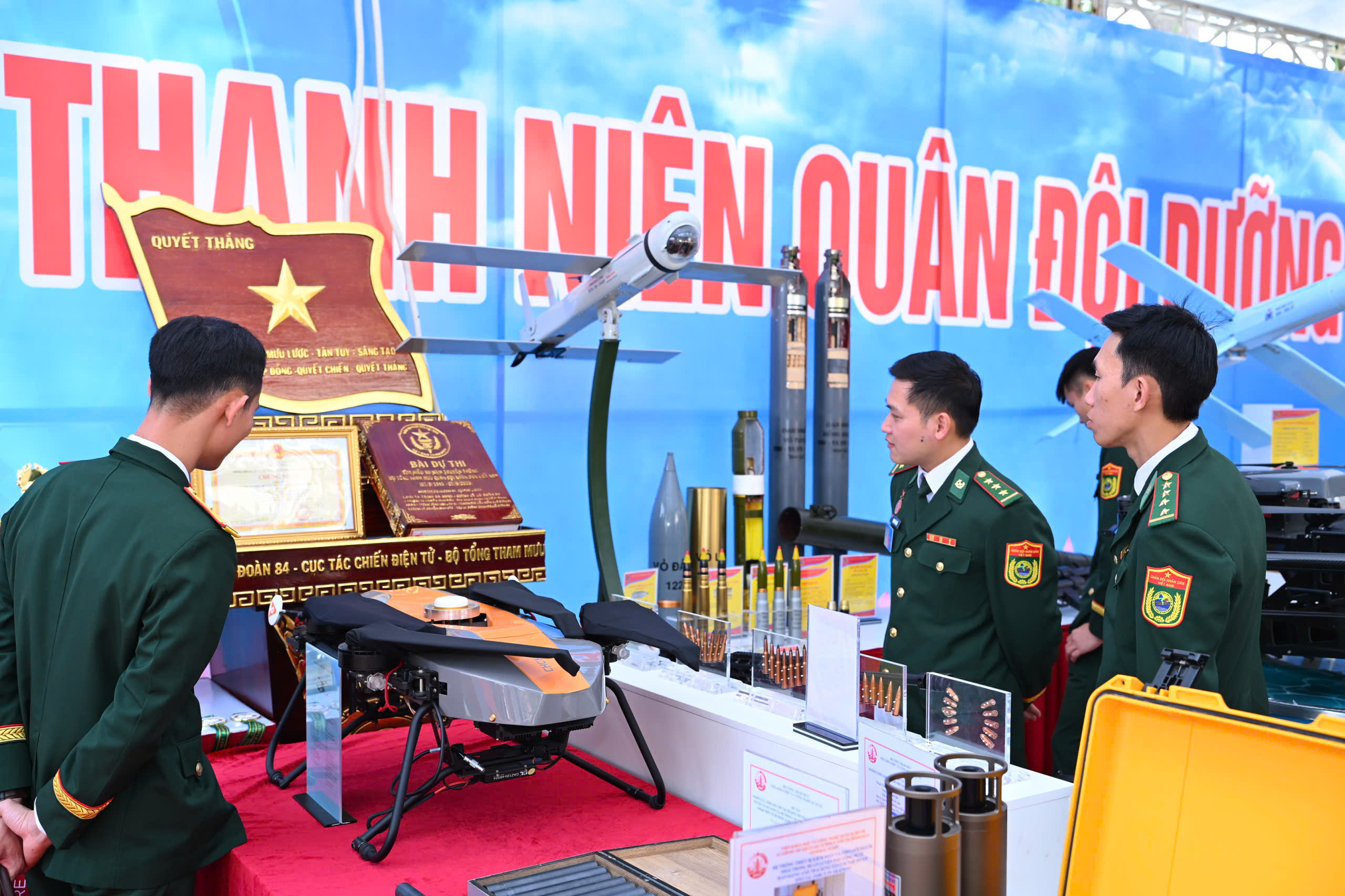 Bộ trưởng Phan Văn Giang yêu cầu thực hiện tốt "hai xung kích" và "hai sẵn sàng" 3 quân đội - Ảnh 4.