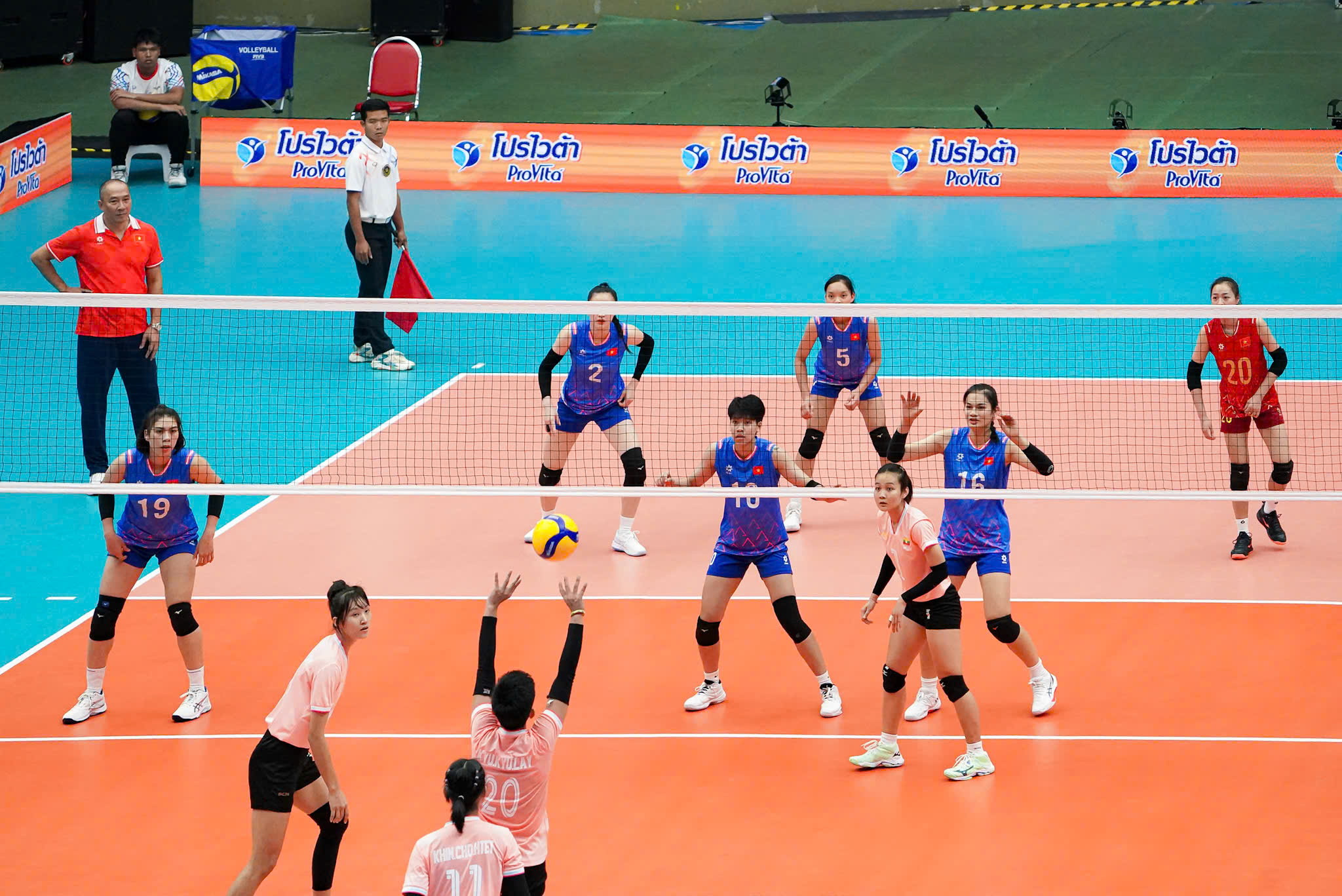 Bóng chuyền nữ Việt Nam thắng nhanh Myanmar 3-0 ở trận ra quân SEA Games 33 2 Bóng chuyền nữ Việt Nam thắng nhanh Myanmar 3-0 ở trận ra quân SEA Games 33 - Ảnh 2.