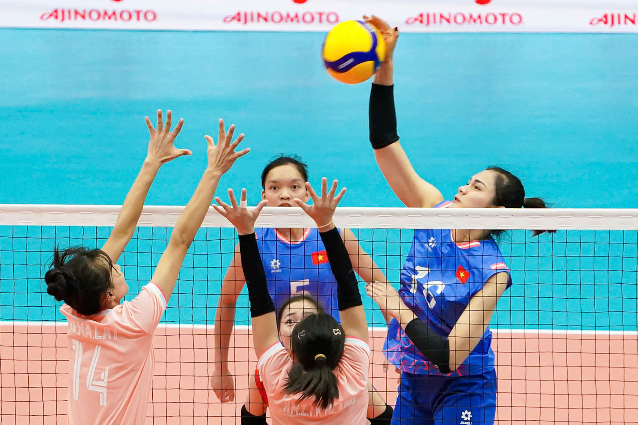 Bóng chuyền nữ Việt Nam thắng nhanh Myanmar 3-0 ở trận ra quân SEA Games 33 4 Bóng chuyền nữ Việt Nam thắng nhanh Myanmar 3-0 ở trận ra quân SEA Games 33 - Ảnh 4.