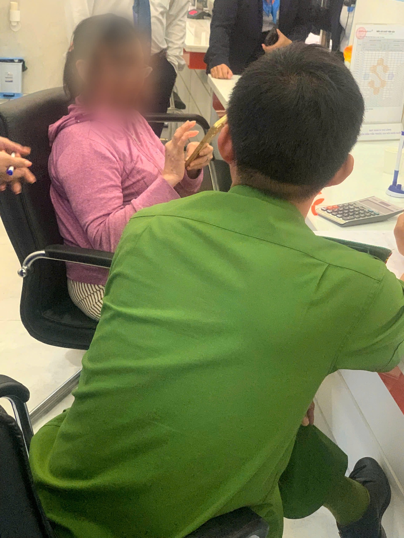 Người phụ nữ 55 tuổi gấp gáp đến KienlongBank rút 900 triệu đồng, nhân viên ngân hàng lập tức báo công an- Ảnh 2. Người phụ nữ 55 tuổi gấp gáp đến KienlongBank rút 900 triệu đồng, nhân viên ngân hàng lập tức báo công an- Ảnh 2.