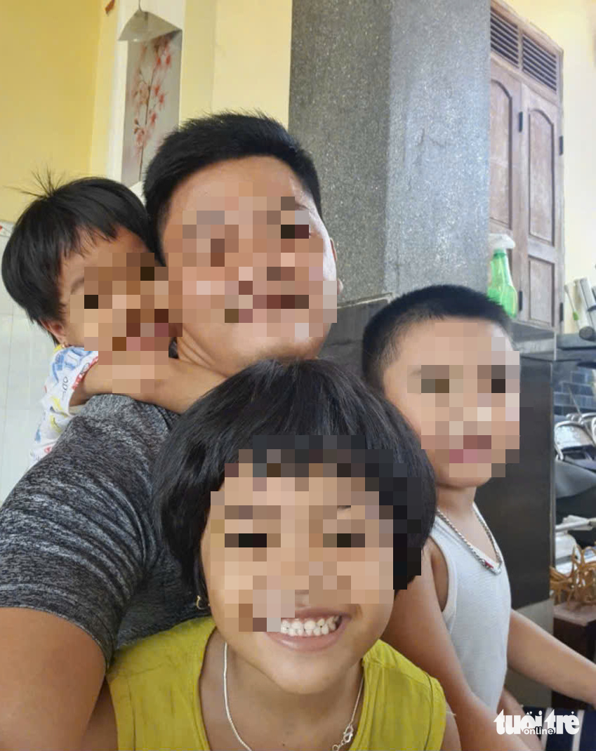 Công an xác minh dấu hiệu hành hạ con đối với người cha xích chân con gái 2 Công an xác minh dấu hiệu hành hạ con đối với người cha xích chân con gái - Ảnh 3.