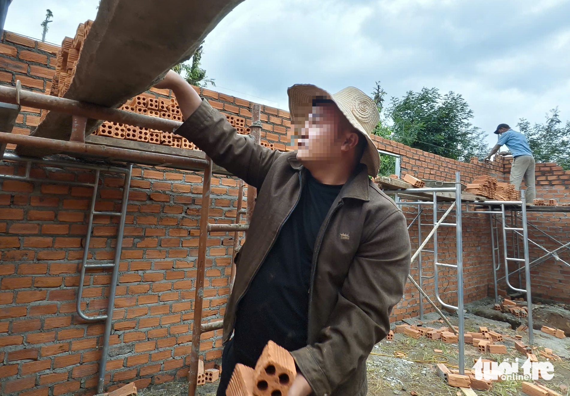 Công an xác minh dấu hiệu hành hạ con đối với người cha xích chân con gái 3 xích chân - Ảnh 3.