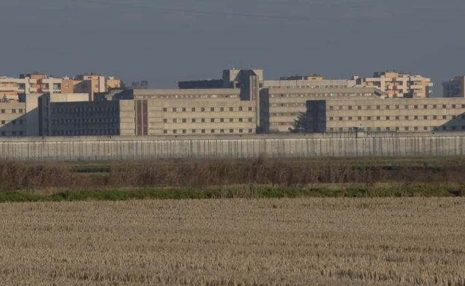 Nhà tù an ninh tối đa Opera Milan với những bức tường cao 6 mét không làm khó được chúa tể vượt ngục. Ảnh: TG2