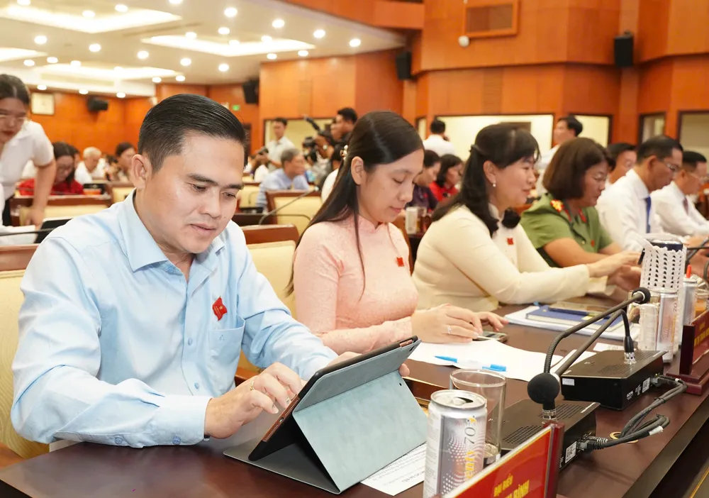 Các đại biểu HĐND TP.HCM thông qua nghị quyết. Ảnh: THUẬN VĂN nghi-quyet-hdnd-tp.hcm-3.jpg